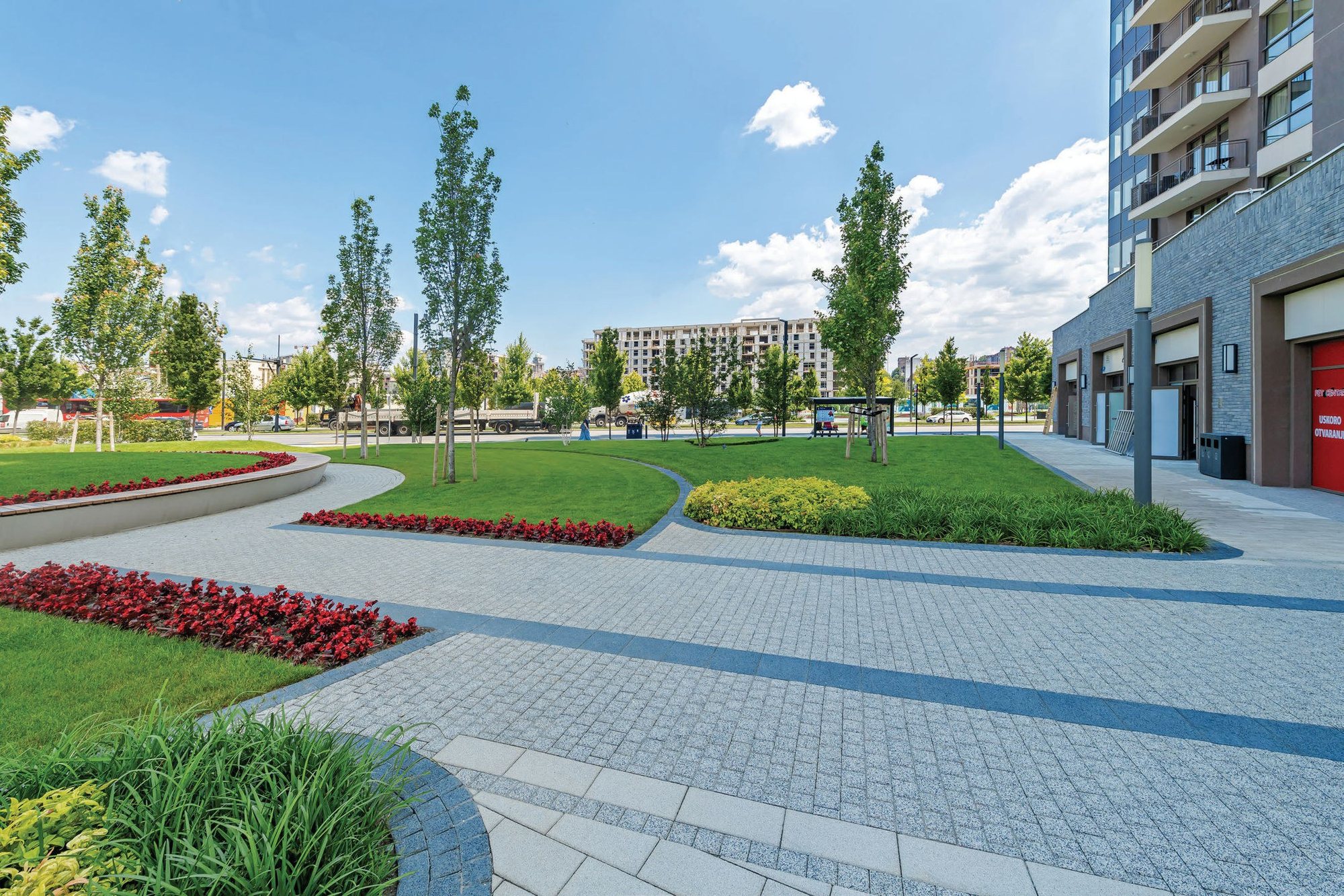 Park sa stazama popločanim Holand pločama