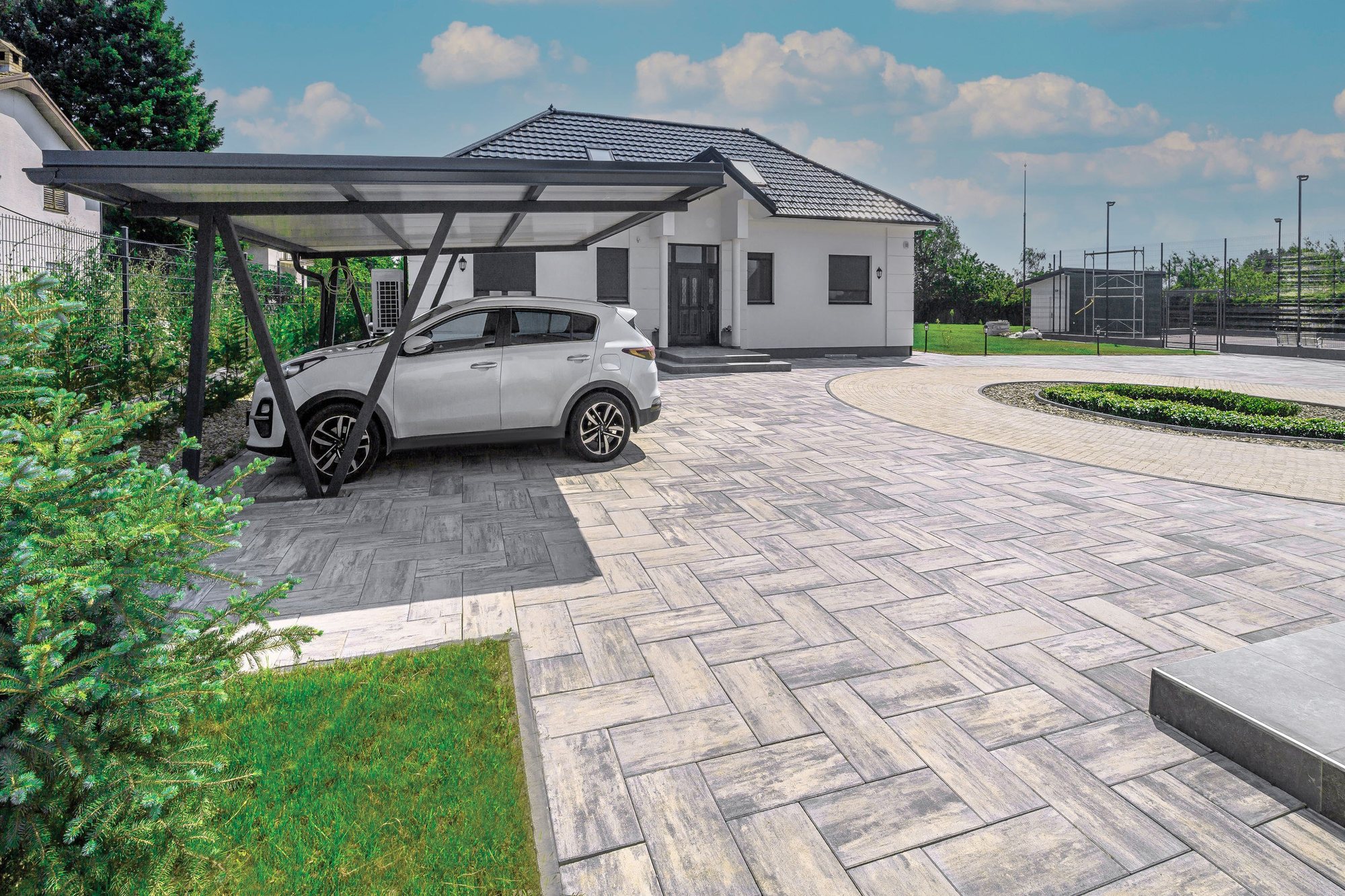 Nadstrešnica sa automobilom na popločanoj površini