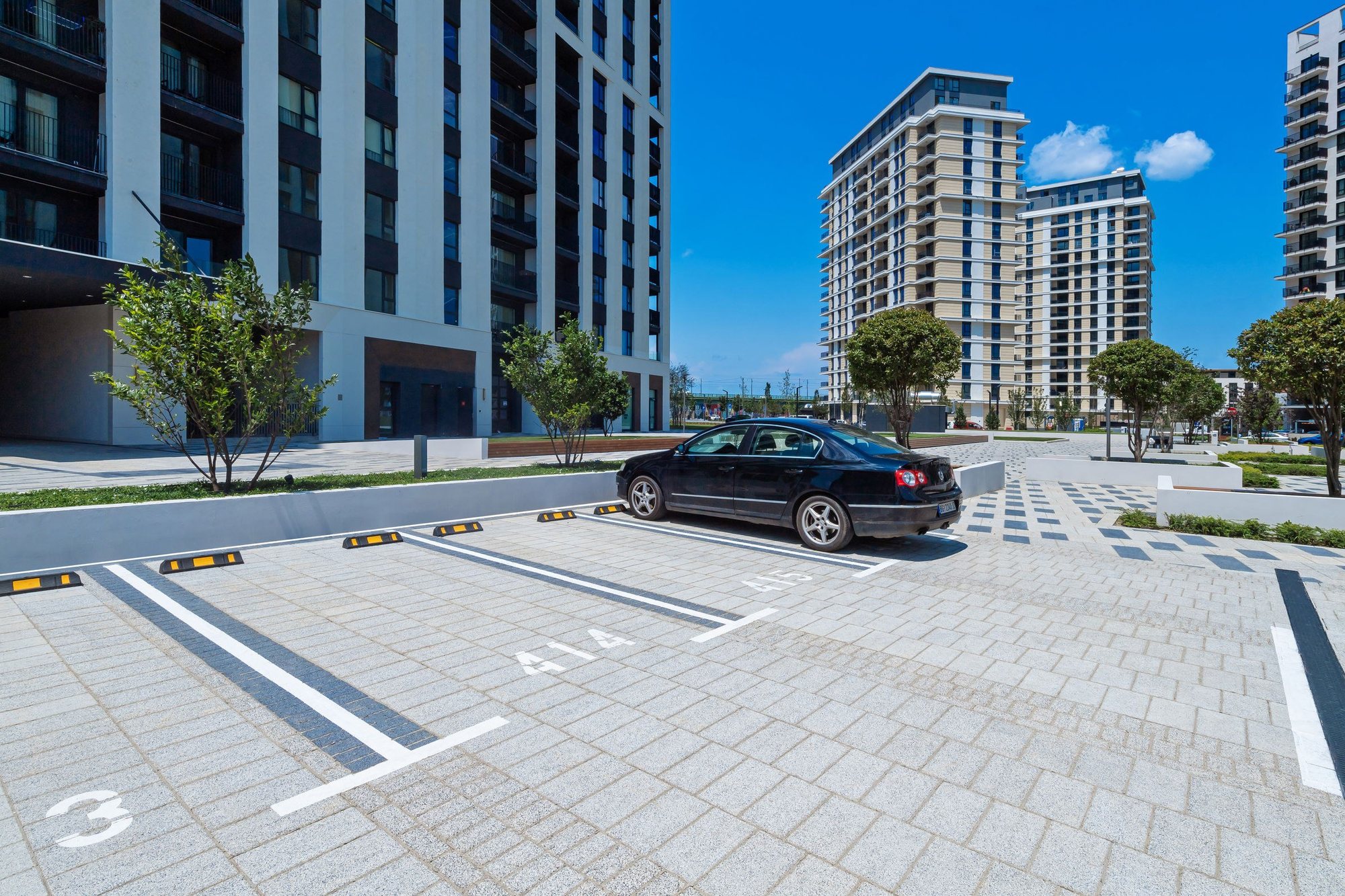 Popločan parking uz stambene zgrade