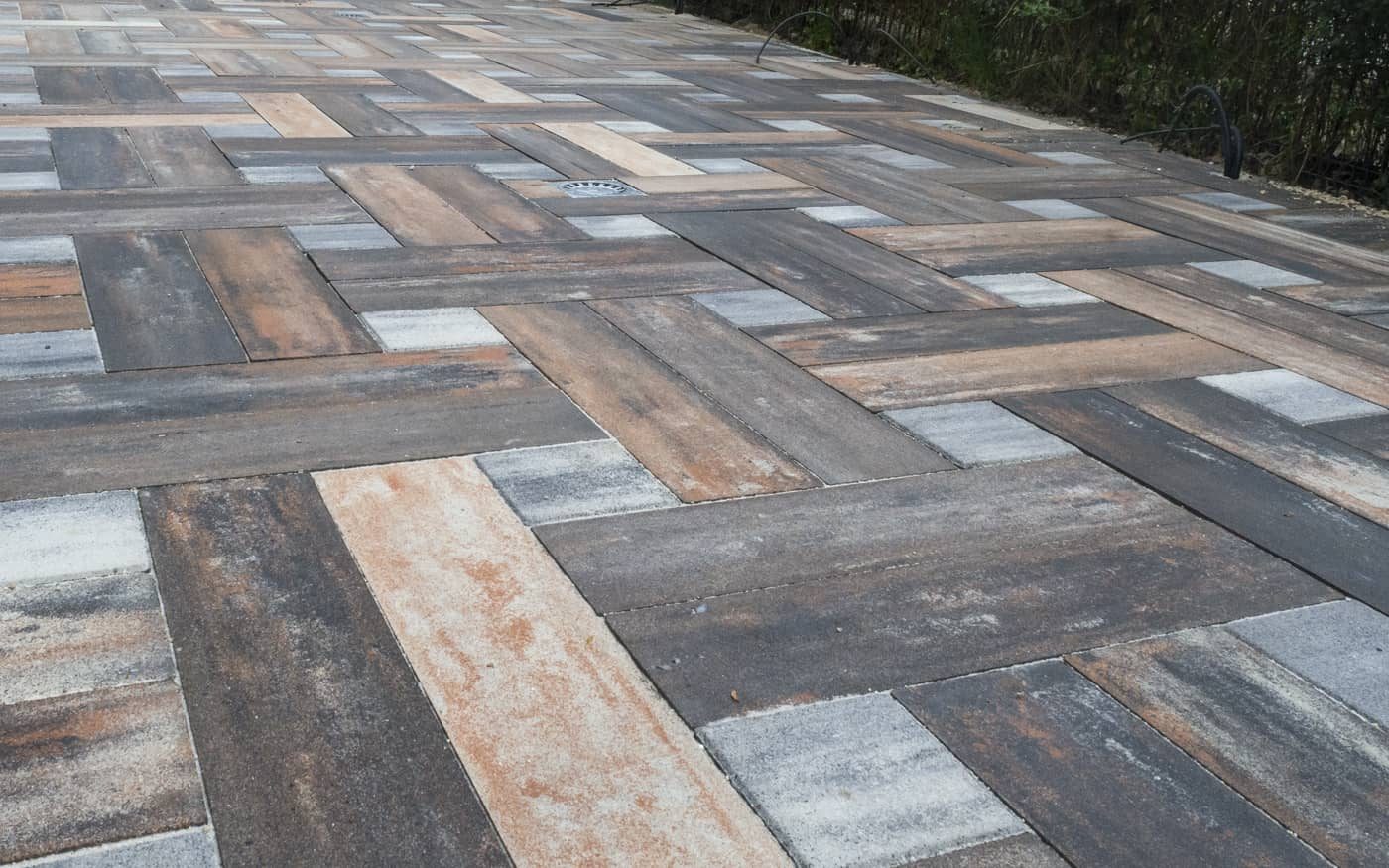 Izdužene behaton ploče u više boja u ukrasnom slogu sa malim kockama, model Ambient Line