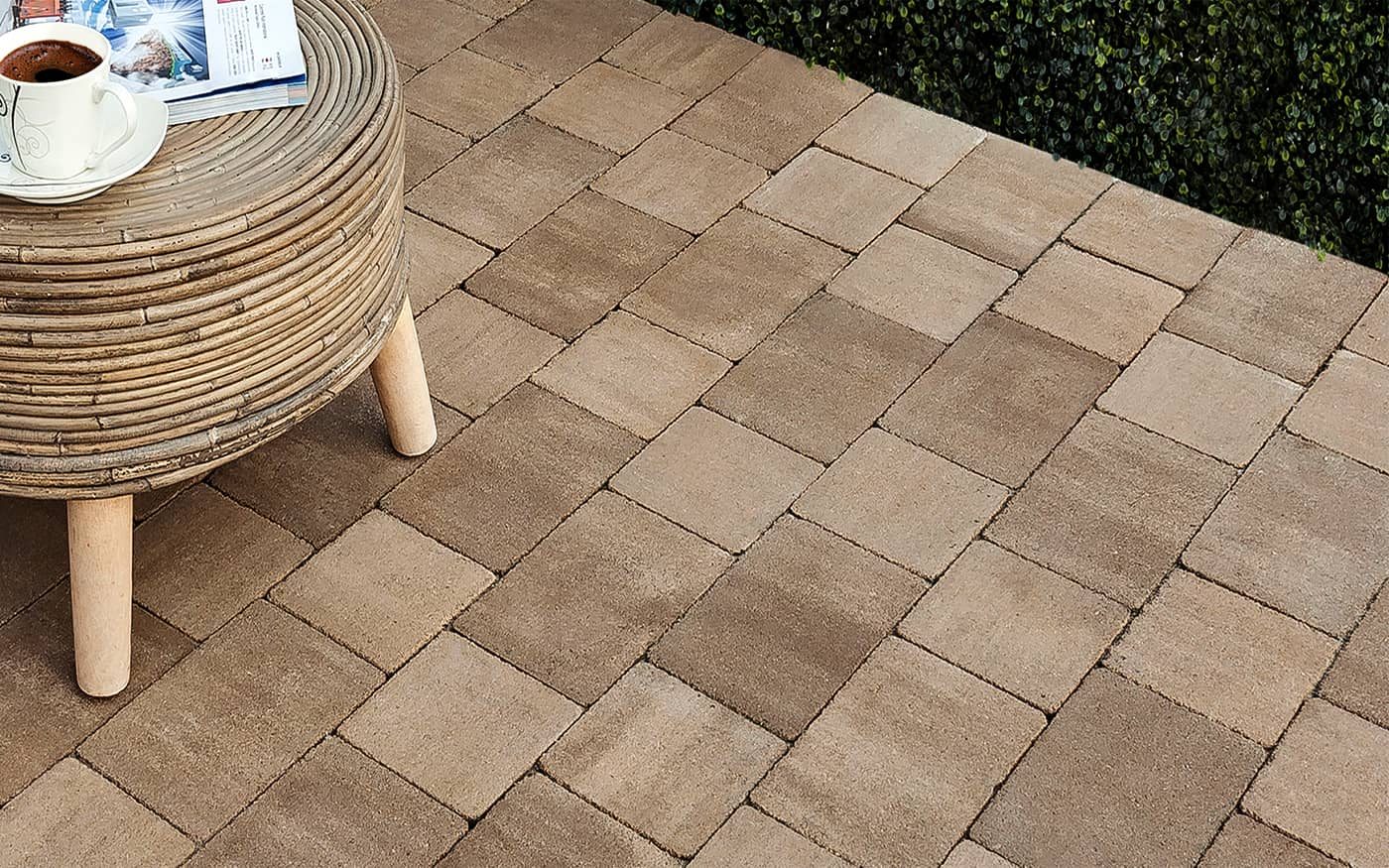 Terasa sa pletenim stočićem i šoljom kafe, bež behaton ploče, model Artstone