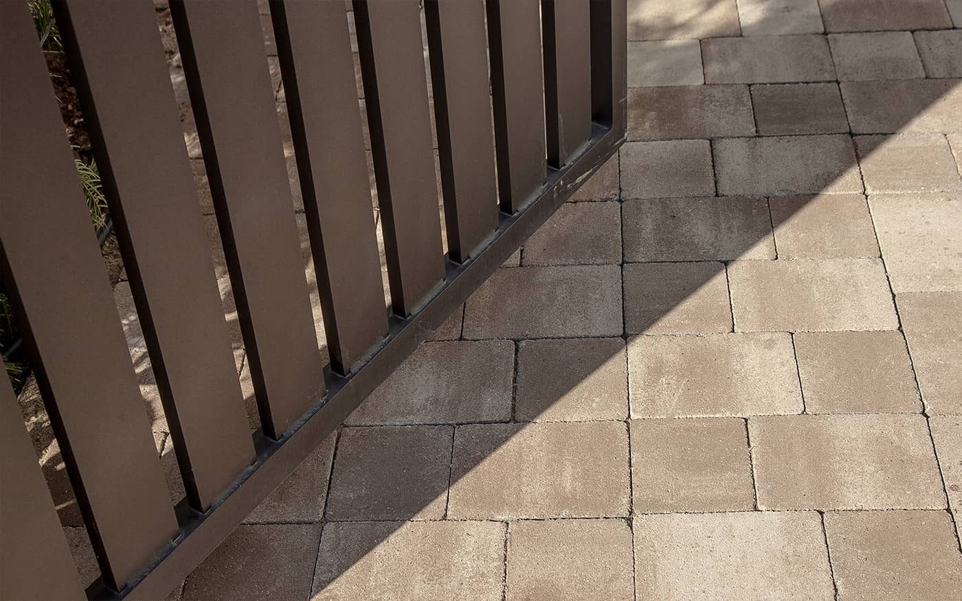 Prilaz uz metalnu kapiju popločan behaton pločama u bež i sivim tonovima, model Artstone
