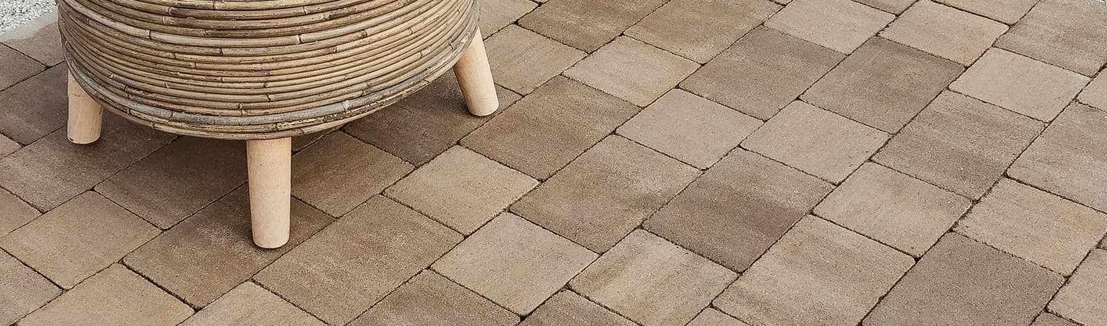 Behaton ploče u bež tonovima sa pletenim taburetom, model Artstone