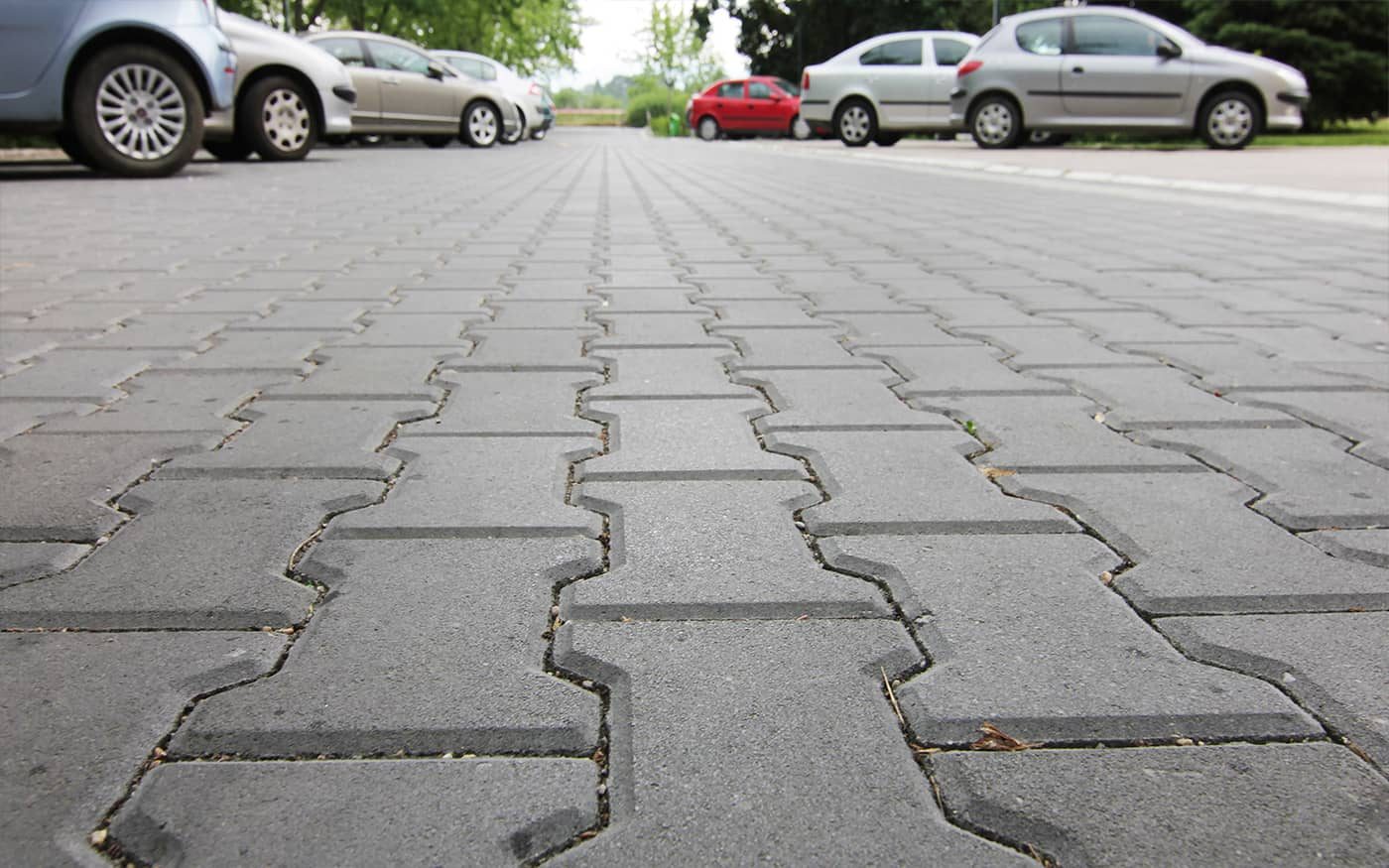 Parkiralište popločano sivim behaton pločama u obliku duplog T, izbliza, model Duplo T