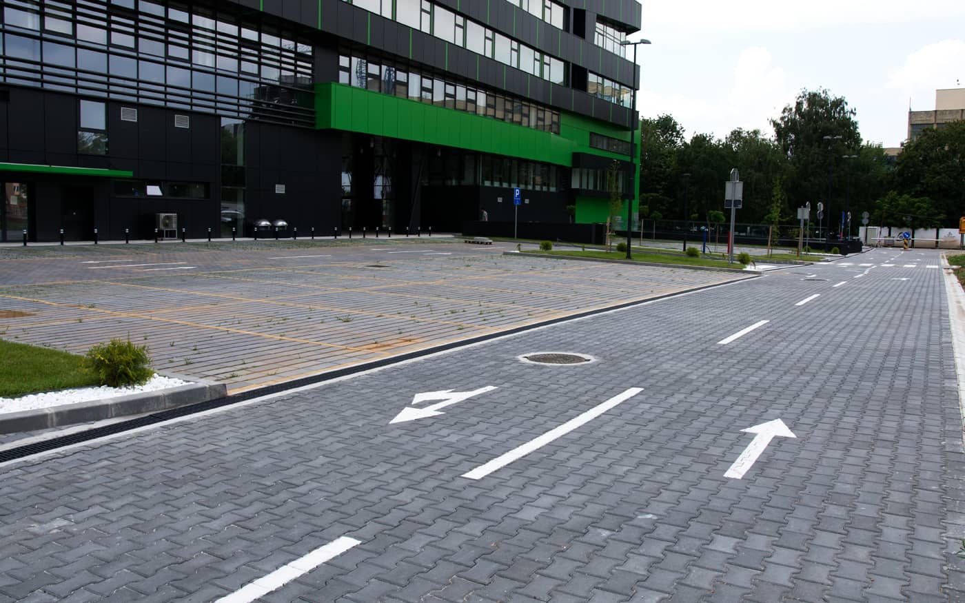 Parking i kolovoz ispred poslovne zgrade popločani sivim behaton pločama, model Duplo T