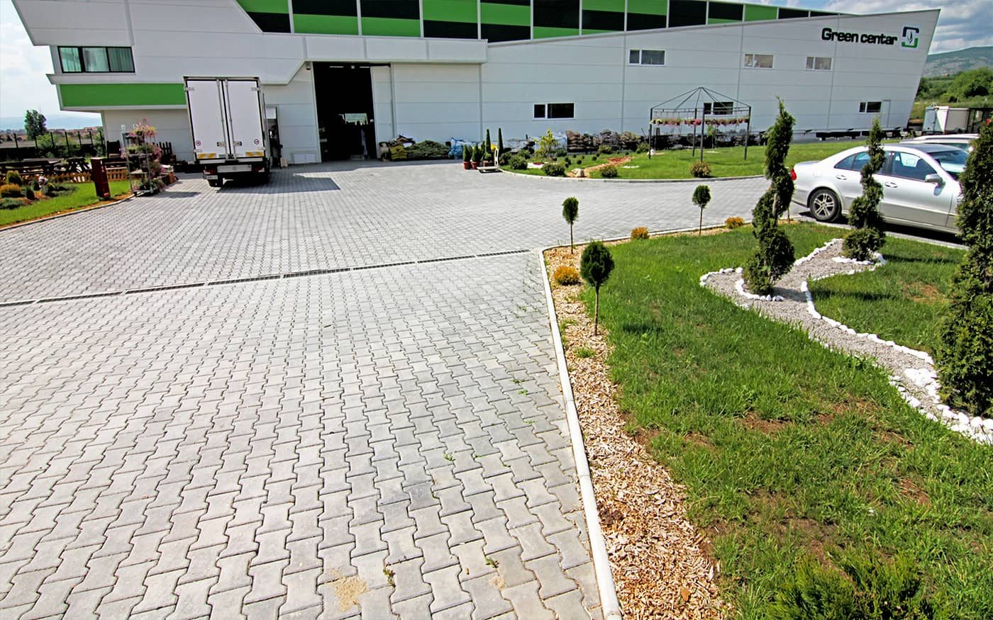 Manipulativni plato ispred magacina sa kamionom popločan sivim behaton pločama, model Duplo T