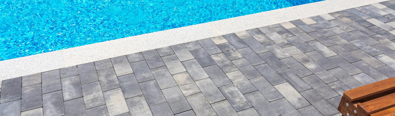 Okolina bazena popločana sivim behaton pločama, model Brick