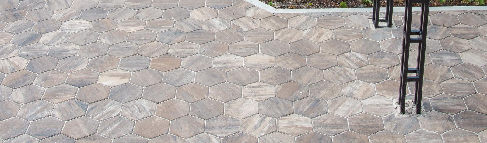 Plato popločan šestougaonim behaton pločama u bež i sivim prelivima, model Hexagon