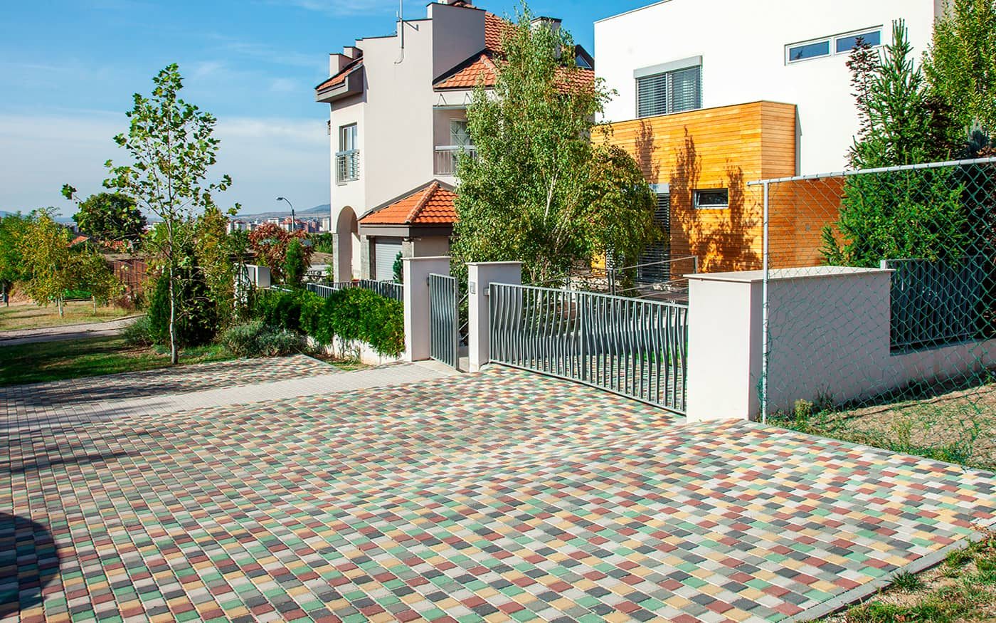 Prilaz kućama uz ogradu popločan šarenim behaton kockama 10x10, model Holand 10x10