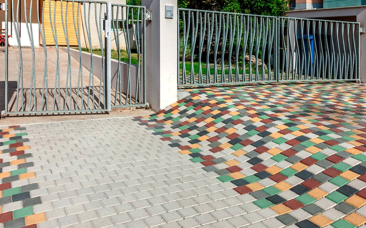 Prilaz kapiji dvorišta popločan sivim i šarenim behaton kockama 10x10, model Holand 10x10