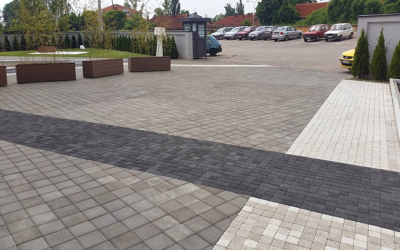 Parking i pešačke površine popločani sivim, tamnim i svetlim behaton kockama 10x10, model Holand 10x10
