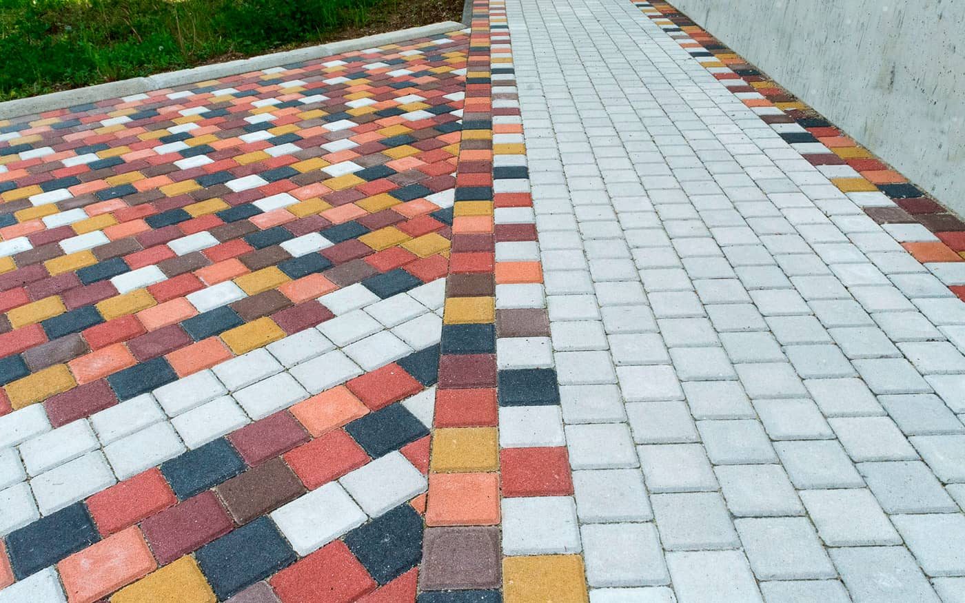 Popločana površina uz betonski zid, šarene i svetlo sive behaton kocke 10x10, model Holand 10x10