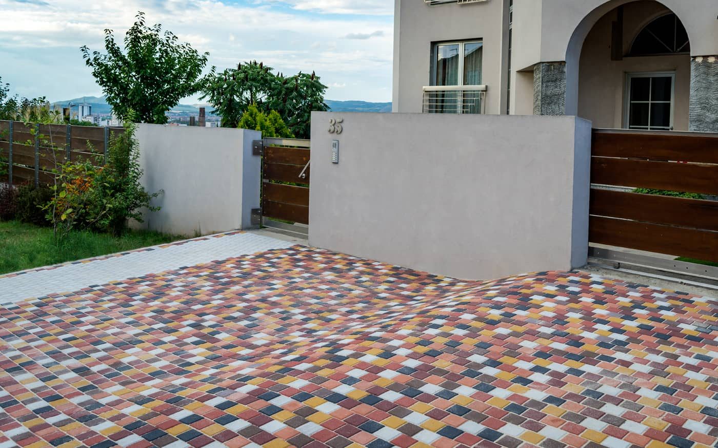 Prilaz ispred ulaza u kuću popločan šarenim behaton kockama 10x10, model Holand 10x10