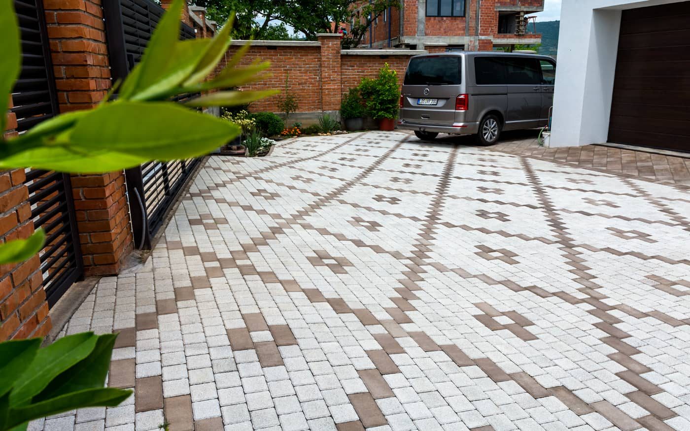 Dvorište kuće sa garažom popločano belim i braon behaton kockama 10x10 u ukrasnom slogu, model Holand 10x10