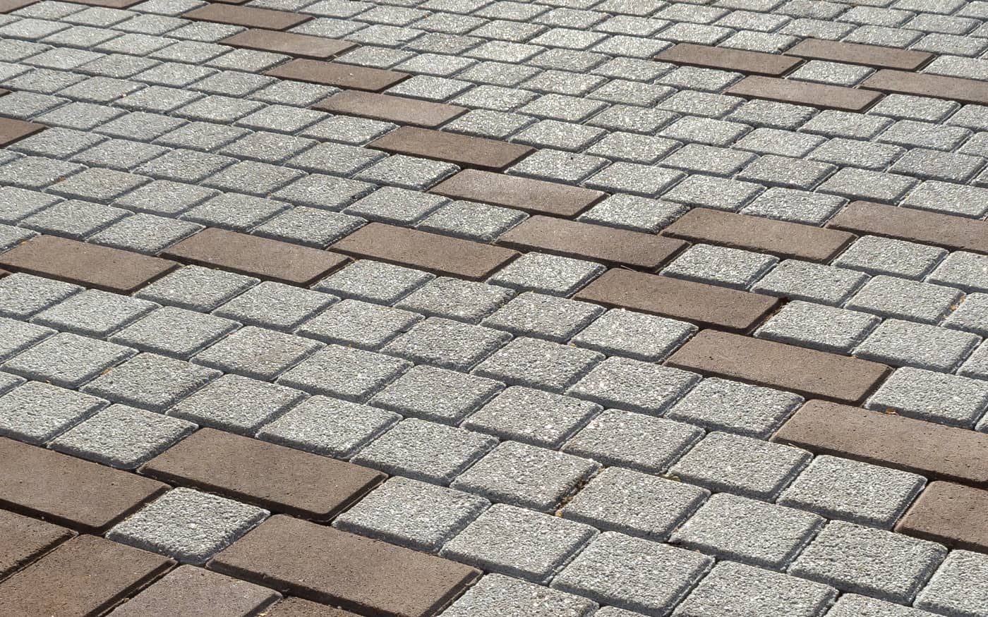 Svetle prane behaton kocke 10x10 sa braon pravougaonim pločama, izbliza, model Holand 10x10