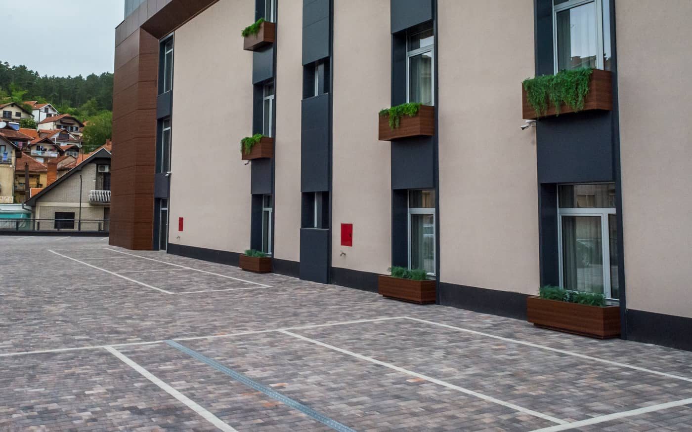 Parking uz stambenu zgradu popločan behaton pločama 20x10 u braon i sivim prelivima, model Holand 20x10