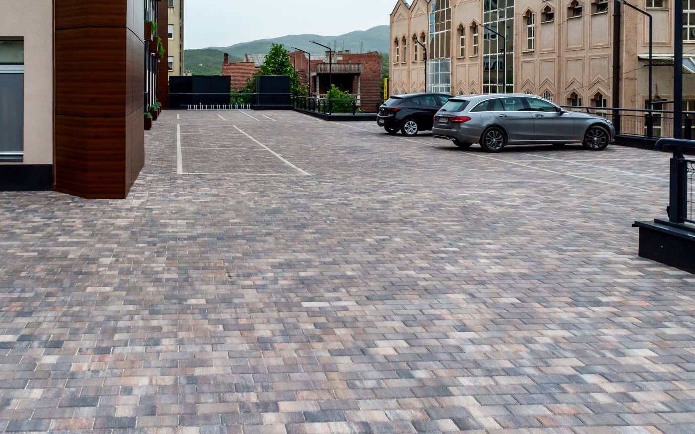 Parking sa obeleženim mestima popločan behaton pločama 20x10 u braon i sivim prelivima, model Holand 20x10