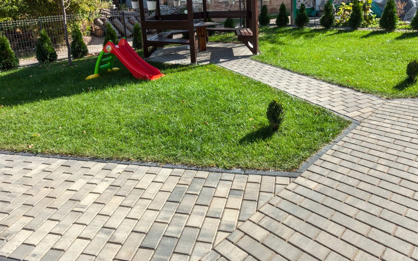 Staza oko travnjaka sa toboganom i senicom u dvorištu, behaton ploče 20x10, model Holand 20x10