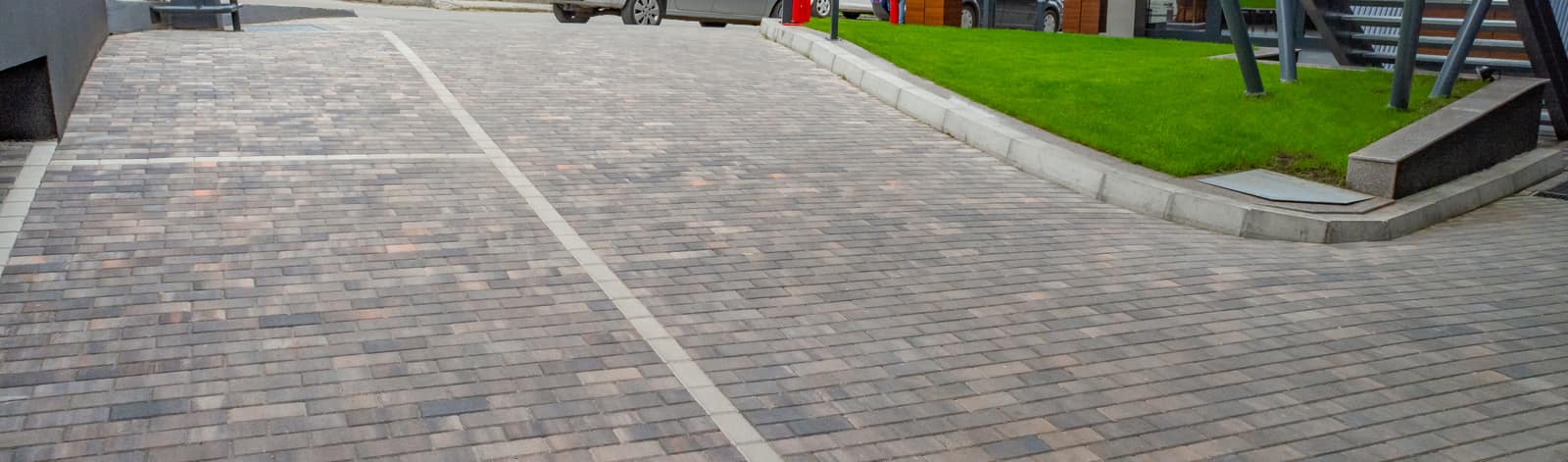Parking ispred stambene zgrade popločan behaton pločama 20x10 u braon i sivim prelivima, model Holand 20x10