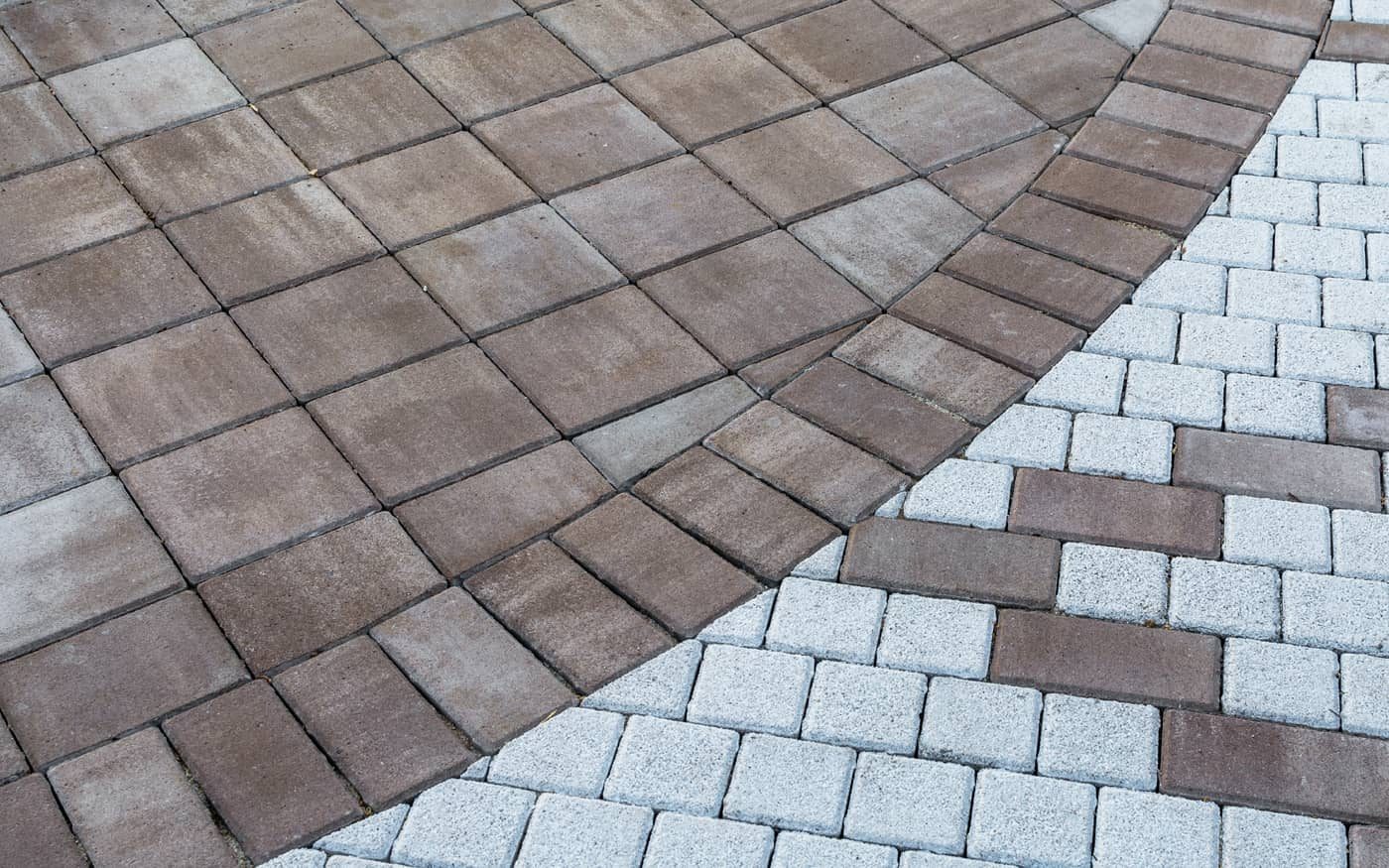 Behaton ploče 20x20 u braon tonu u lučnom slogu sa belim kockama, model Holand 20x20