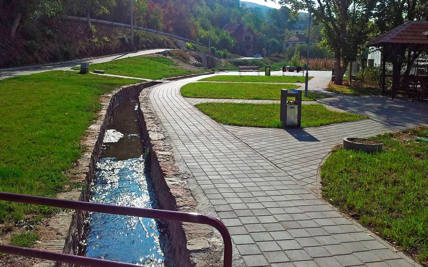 Staza kroz park uz potok popločana sivim behaton pločama 20x20, model Holand 20x20
