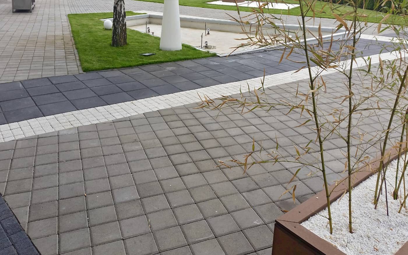 Pešačka površina popločana sivim behaton pločama 20x20 sa svetlom trakom, model Holand 20x20