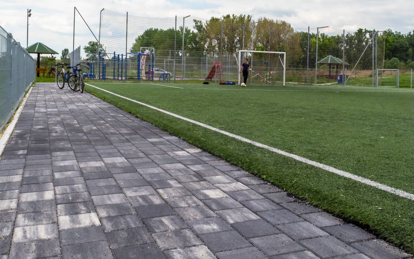 Staza uz fudbalski teren popločana behaton pločama 20x20 u sivim prelivima, model Holand 20x20