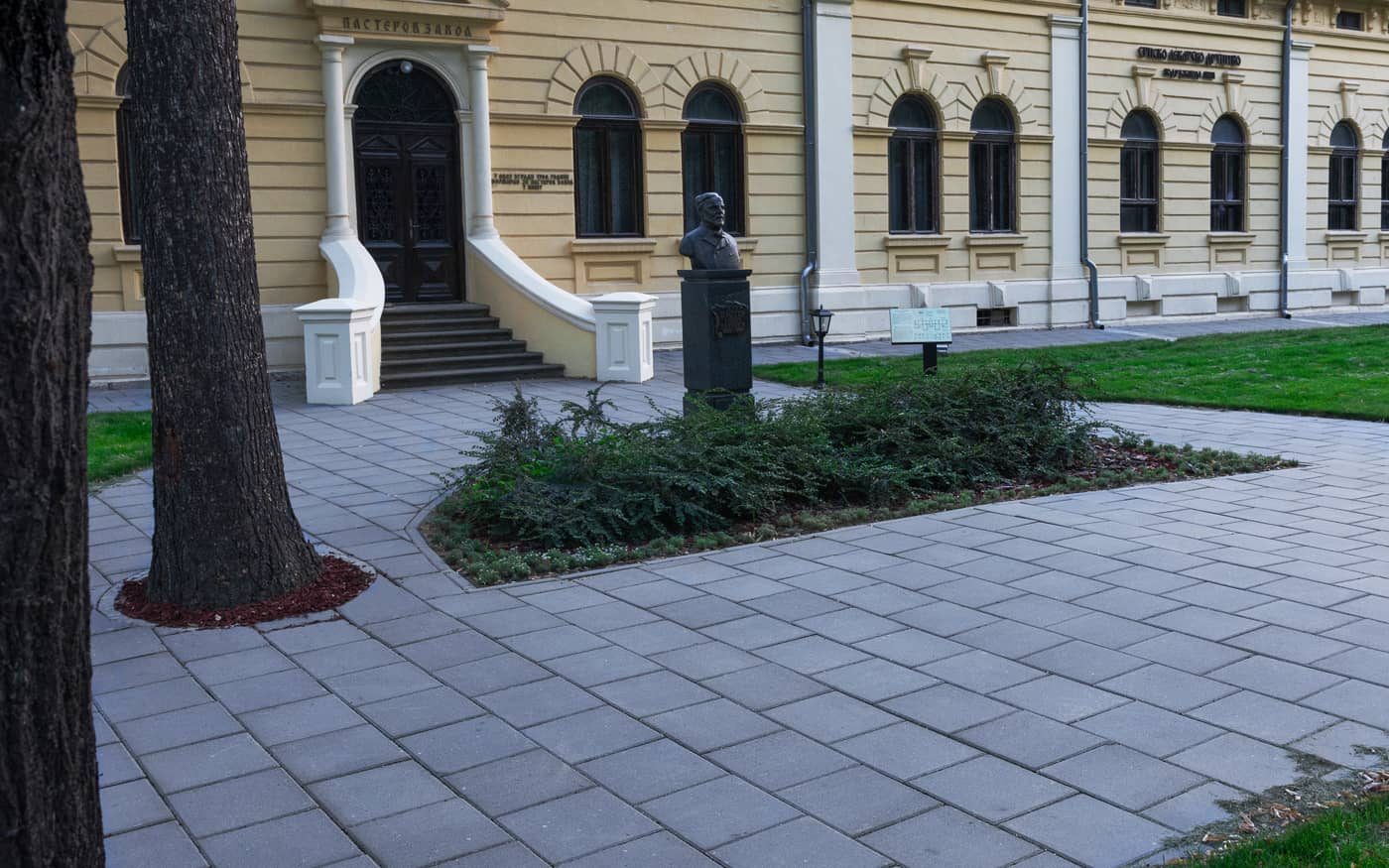Pešačke staze oko spomenika ispred istorijske zgrade popločane sivim behaton pločama, model King
