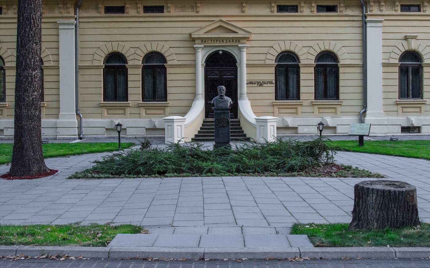 Plato ispred istorijske zgrade sa spomenikom i travnjakom, sive behaton ploče, model King