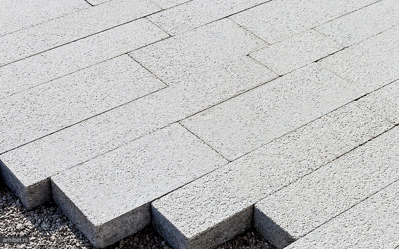 Svetle prane behaton ploče izduženog formata, izbliza sa ivicom, model Linea