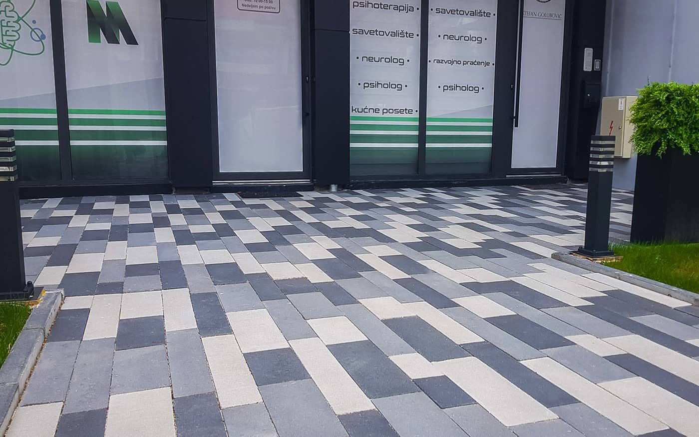 Ulaz u poslovni prostor popločan izduženim behaton pločama u beloj, sivoj i crnoj boji, model Linea