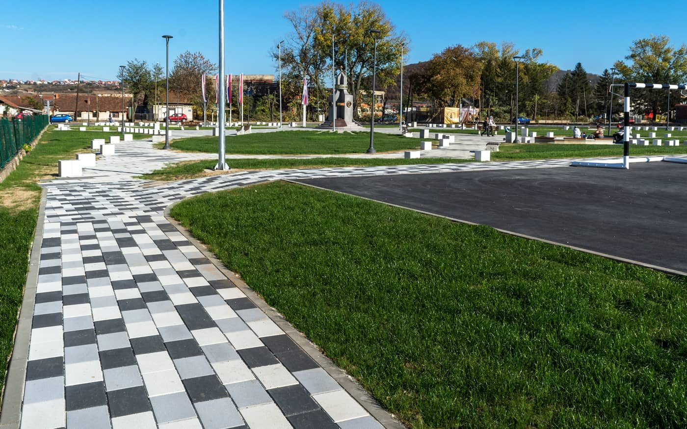 Staza kroz park uz travnjak popločana belim, sivim i crnim behaton pločama, model Queen
