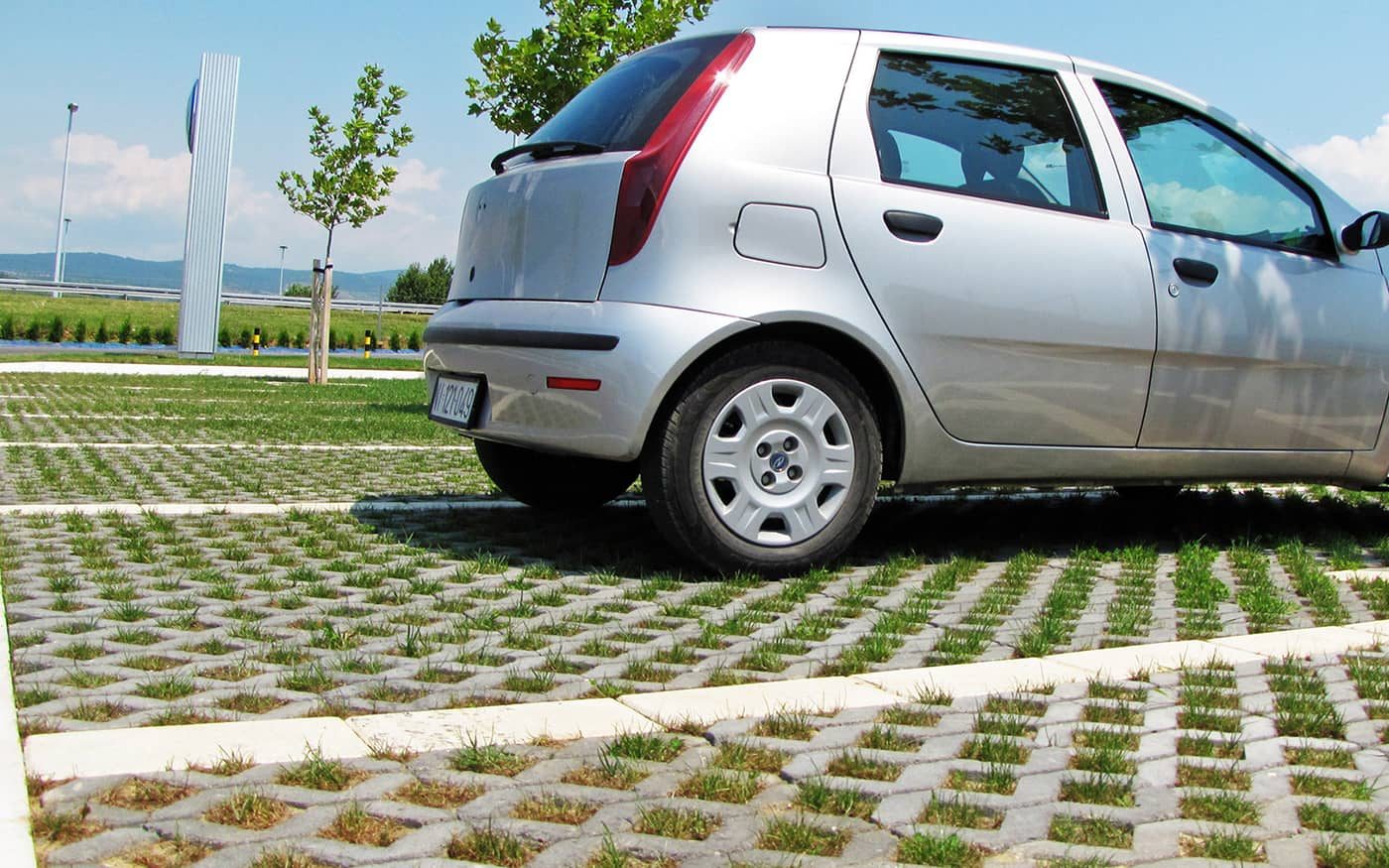 Automobil parkiran na betonskim raster pločama sa travom, model Raster