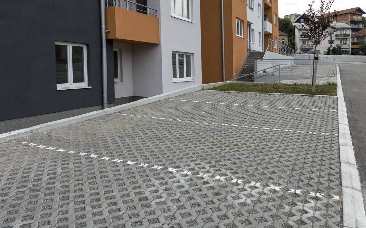 Parking ispred stambene zgrade popločan betonskim raster pločama, model Raster