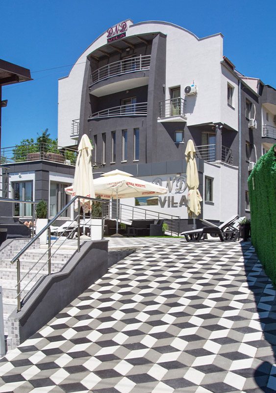 Dvorište ispred vile sa stepeništem popločano belim, sivim i crnim behaton pločama u 3D slogu kocke, model Rombo