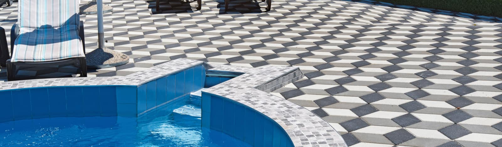 Okolina bazena popločana behaton pločama u 3D slogu kocke, belo, sivo i crno, model Rombo