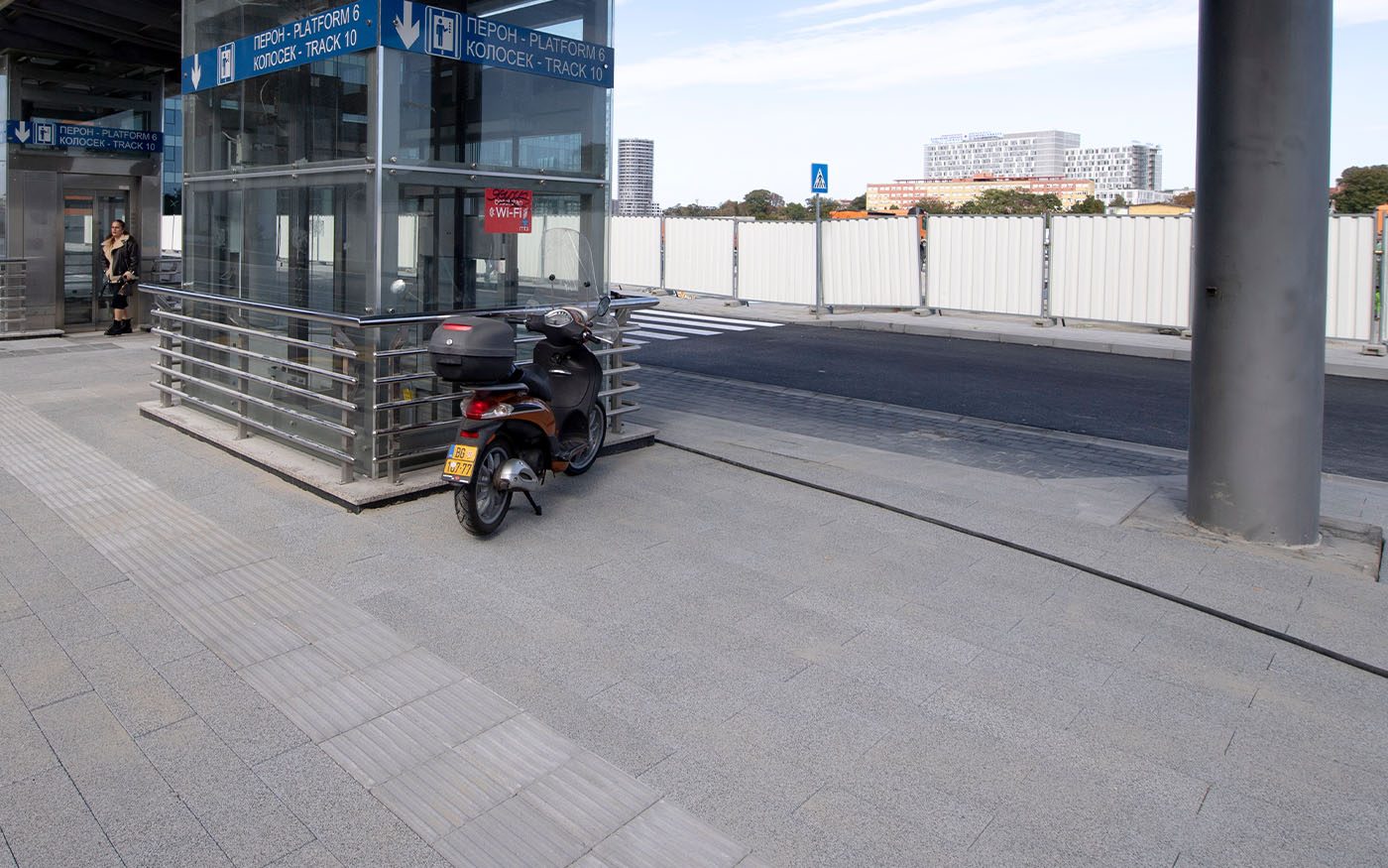 Pešačka površina kod lifta sa taktilnim pločama za slabovide, model Taktilne ploče